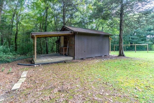 Building Photo - Meticulously maintained property with a st...