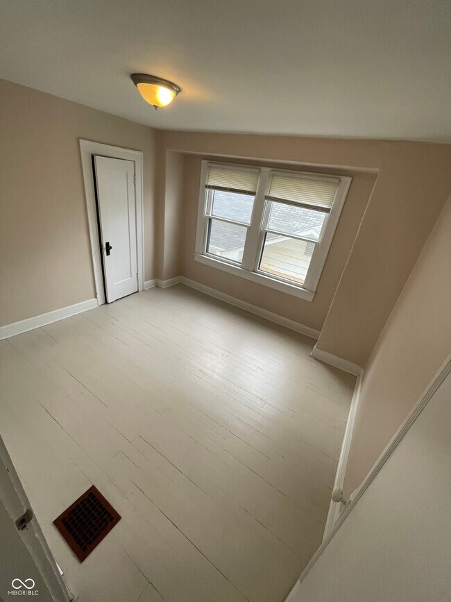 Building Photo - 815 N Riley Ave