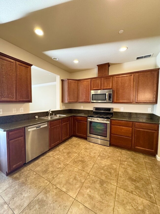 Building Photo - Luxury Townhouse in Vista Ridge Subdivision!