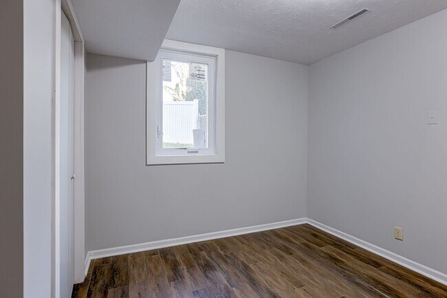 Building Photo - Light-Filled 4-Bedroom in Millard!!