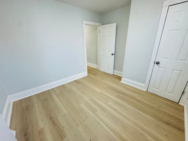 Building Photo - Remodeled 3b/1b House in South Philly! Section 8 Only