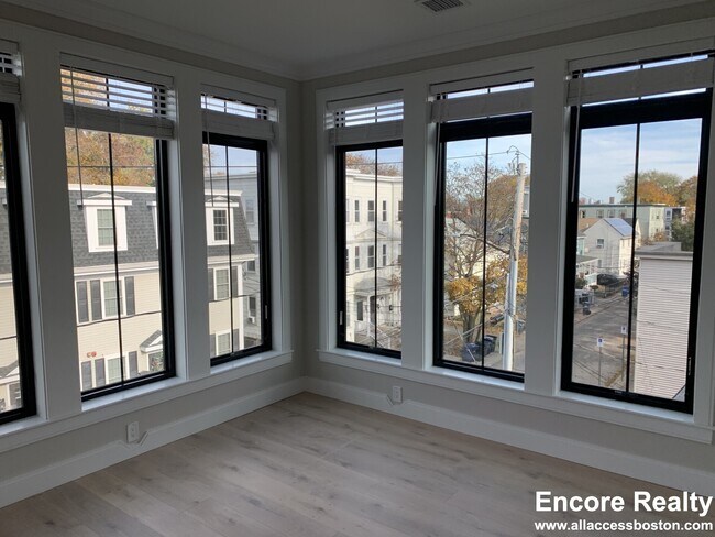 Building Photo - 157 Everett St