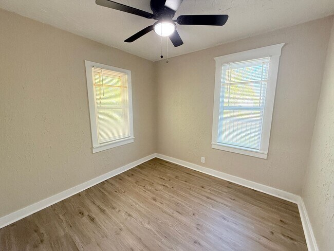 Building Photo - This beautifully updated 3-bedroom, 1-bath...