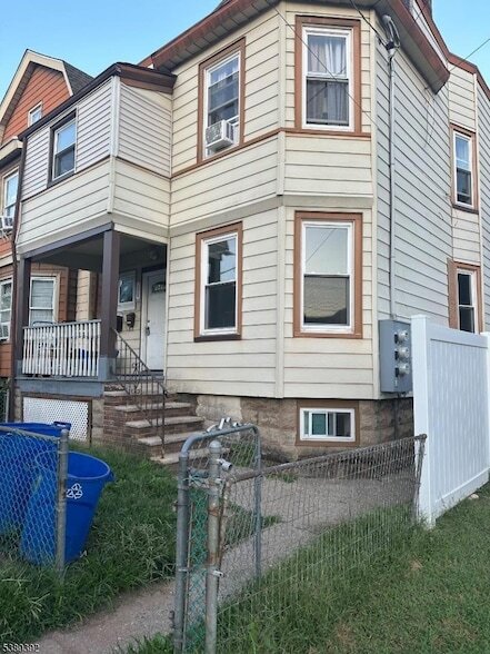 Building Photo - 174 Watson Ave