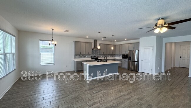 Building Photo - 484 Old Windsor Way