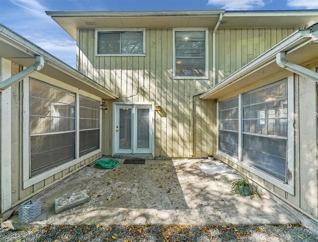Building Photo - 10827 Sugar Hill Dr