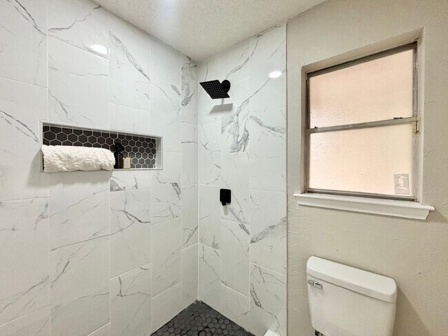 Building Photo - Windcrest Beauty for Rent!