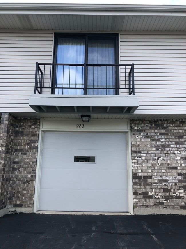 Building Photo - 923 Sagamore Dr