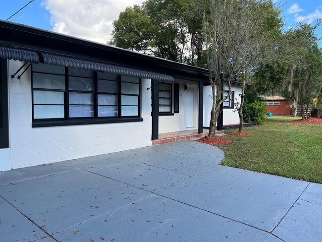 Building Photo - 415 W Oak Dr