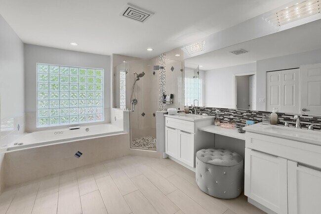Building Photo - 15622 Cypress Park Dr