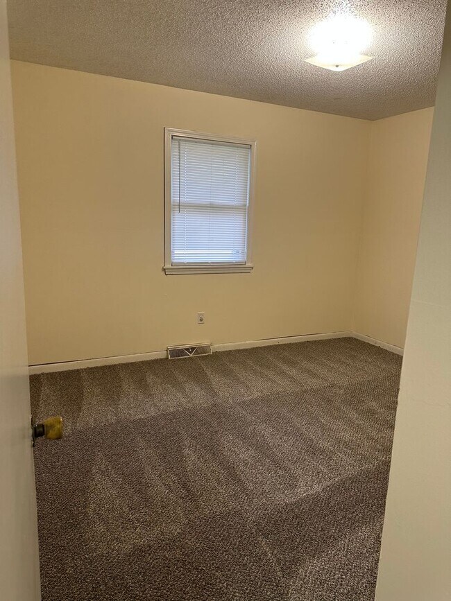 Building Photo - Great 3 bed bath home in SW Springfield