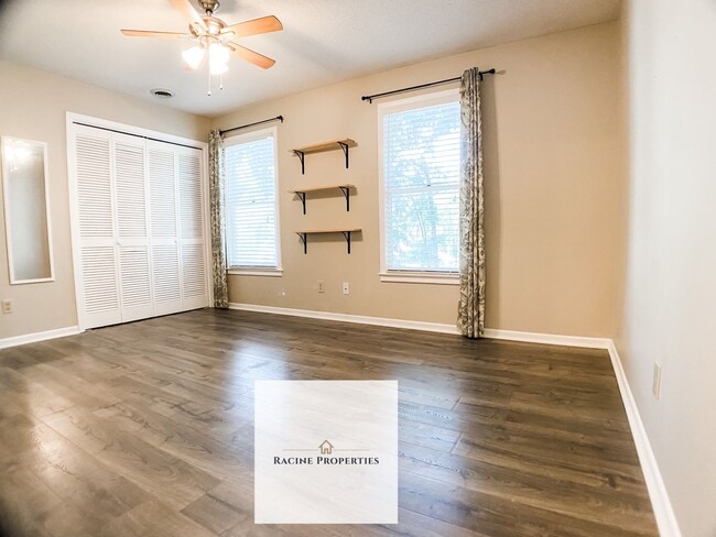Building Photo - # Spacious Townhouse in Desirable Greenville Location