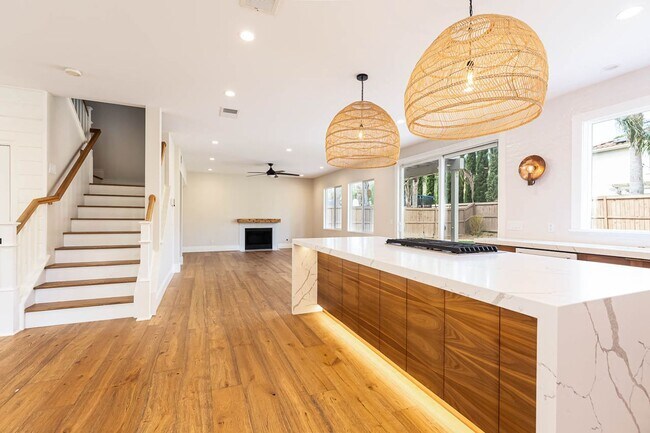 Building Photo - Beautiful Oceanside Cul-De-Sac Home!