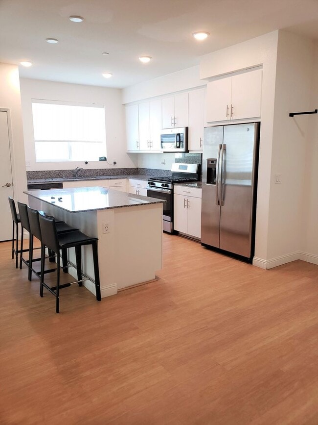 Building Photo - Otay Mesa: 2bd/3.5ba Playa Del Sol Multi Level Townhome