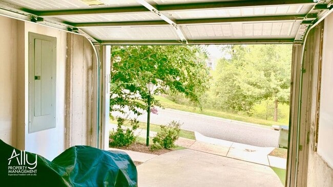 Building Photo - 2044 BethPage Ct