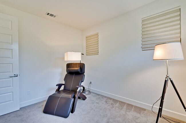 Building Photo - Modern Townhome in Prime Location — Walkab...