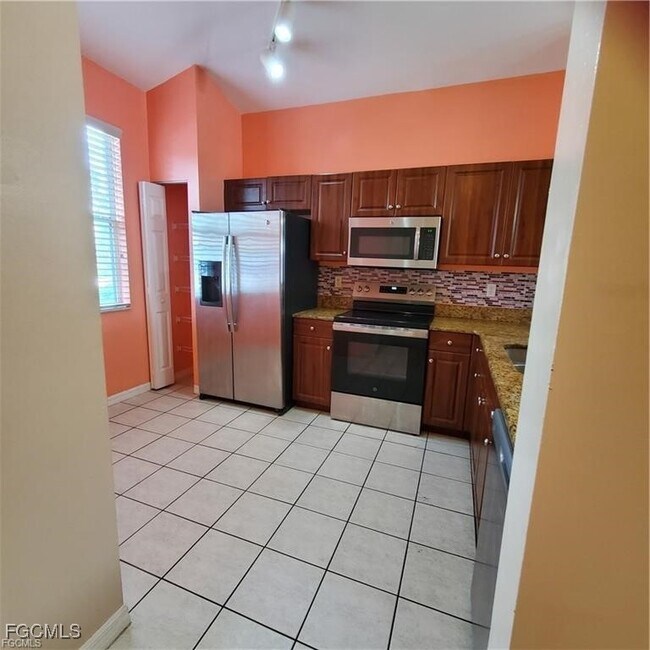 Building Photo - 3616 Pine Oak Cir
