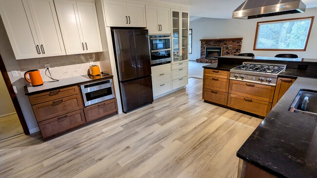 Kitchen with double oven - 3140 SW Chintimini Ave