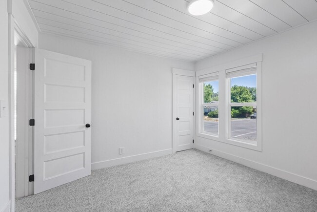 Building Photo - 5 Bed 2 Bath MODERN HERITAGE HOME
