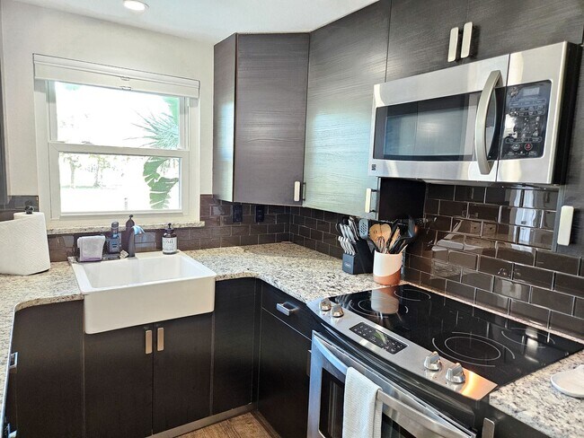 Building Photo - Seasonal Short-Term Venice Island Townhouse Steps from Venice Beach!