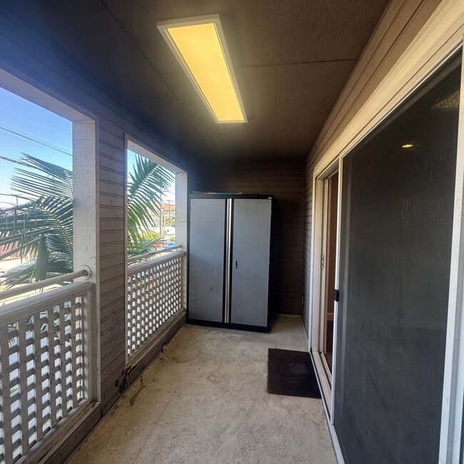 Building Photo - Spacious 2 Bed / 2 Bath Long Beach Condo Near Traffic Circle, CSULB & Belmont Heights