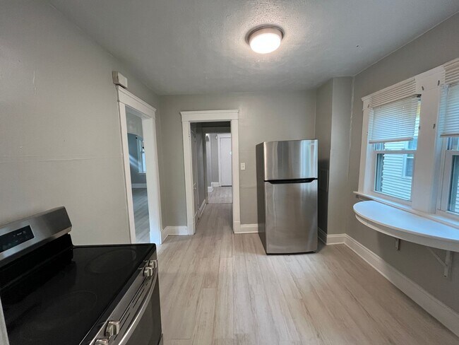 Building Photo - Three bedroom one bathroom home for rent