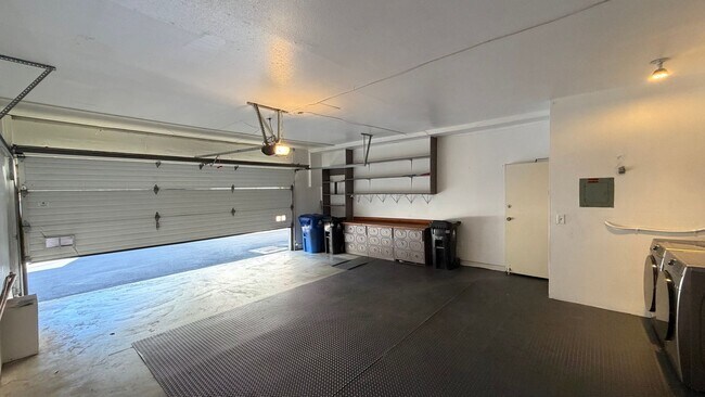 Building Photo - DESIRABLE TWO BEDROOM TWO BATH HOME IN STUDIO CITY