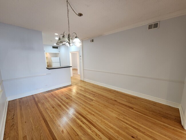 Building Photo - 6210 N Francisco Ave