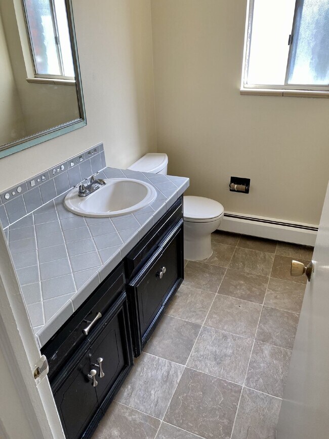 Building Photo - Don't miss out on this 5 bed 2.5 bath hous...