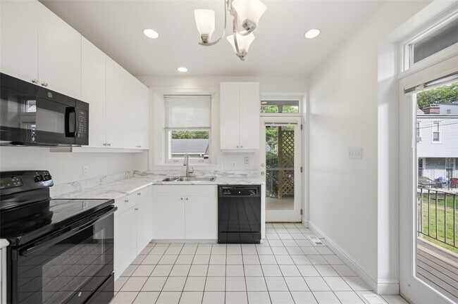Building Photo - 326 Hailman St