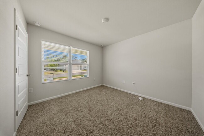 Building Photo - Huge 4 bedroom 2 bathroom home in Southwood