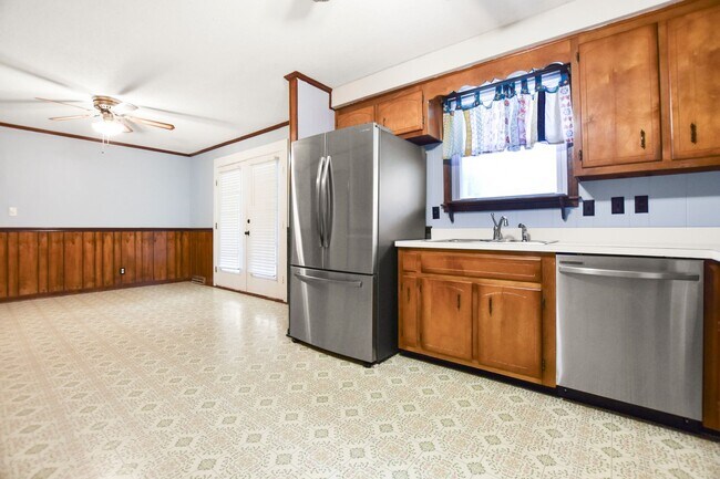 Building Photo - Pet Friendly Four Bedroom with Basement!