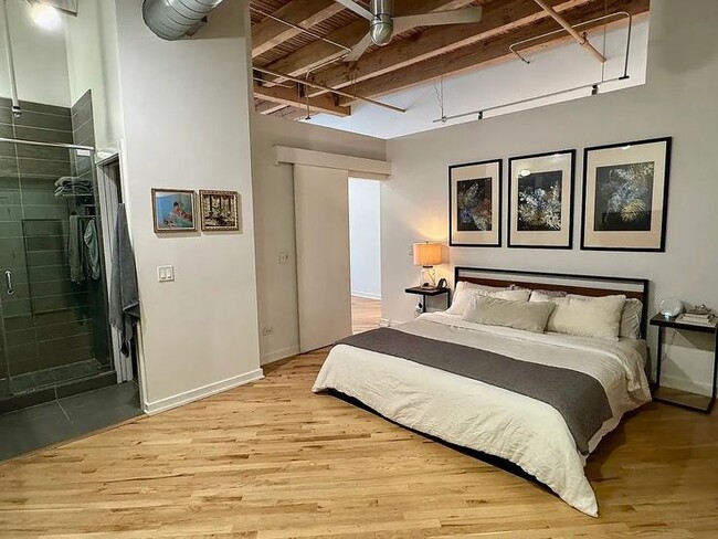 Large primary bedroom - 616 W Fulton St