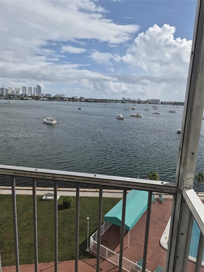 Building Photo - 2910 Point E Dr