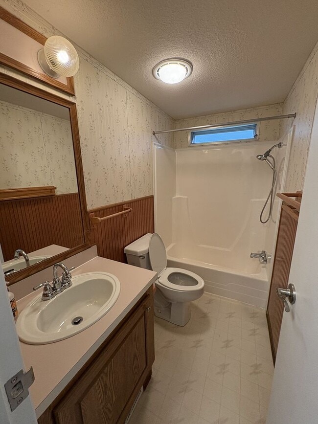 Building Photo - Remodeled Three Bed Two Bath