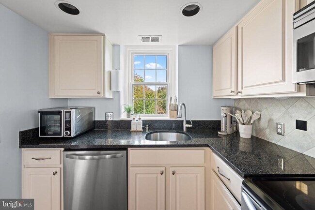 Building Photo - 3050 S Buchanan St