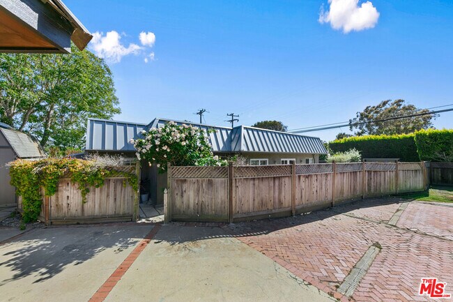 Building Photo - 7038 Dume Dr