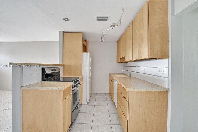Building Photo - 2909 Middle River Dr