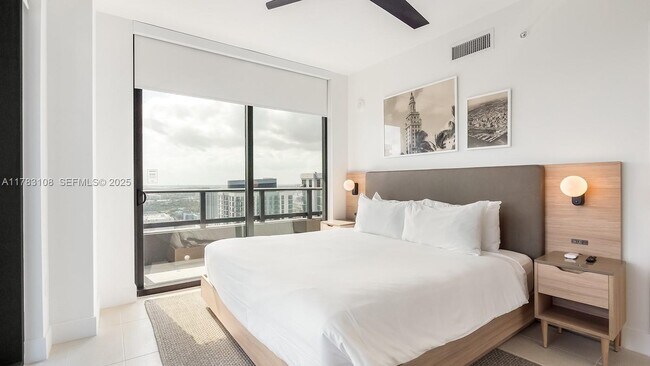 Building Photo - 601 NE 1st Ave