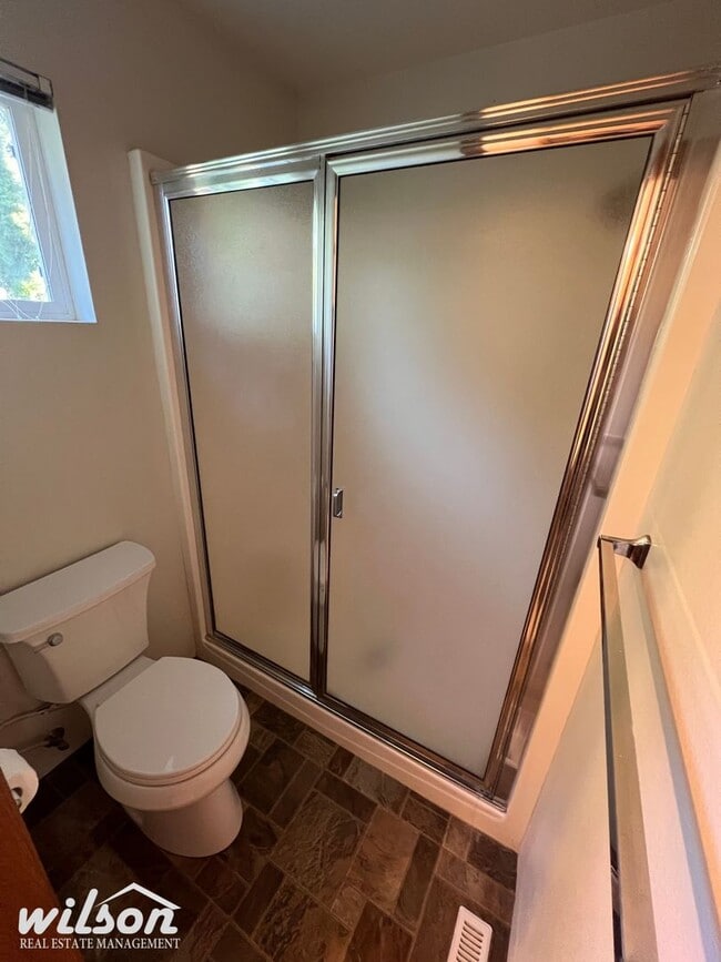 Building Photo - PRICE DROP ! Spacious 3 Bed / 2 Bath Home ...