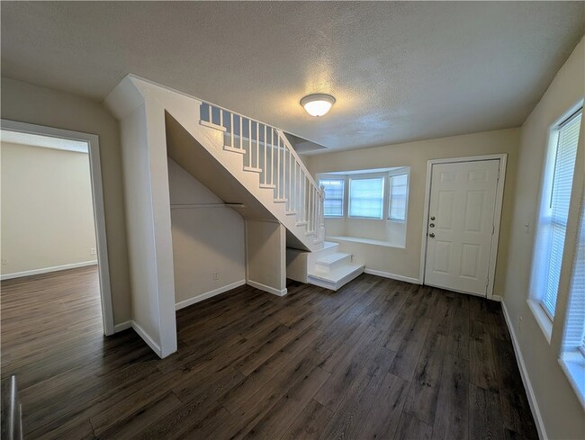 Building Photo - 637 Jester St