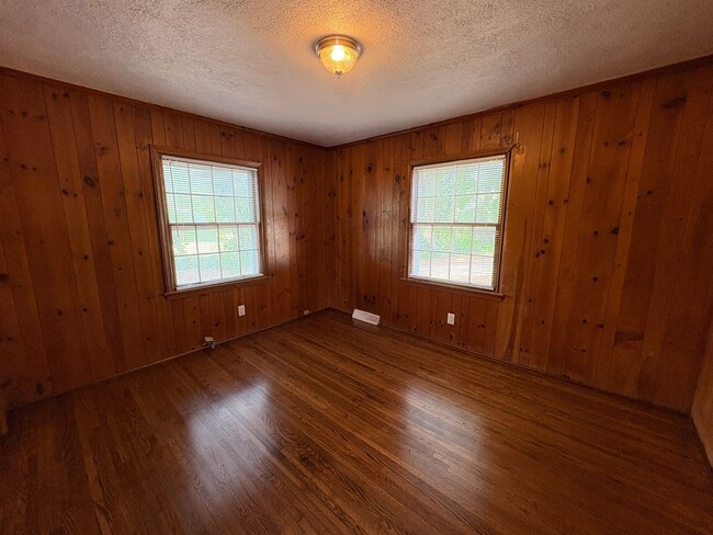 Building Photo - 3 Bedroom Home in Hickory Grove