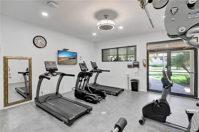 Building Photo - 511 SW South River Dr