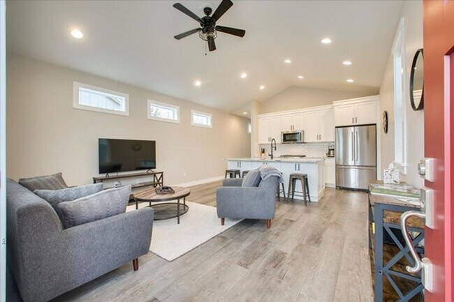 Building Photo - Stunning newer home in a great Boise location