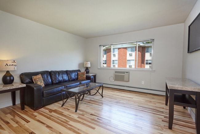 Building Photo - Dutchess Apartments