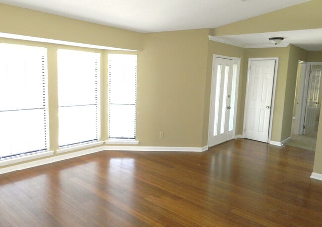 Building Photo - 471 Lawrence Dr