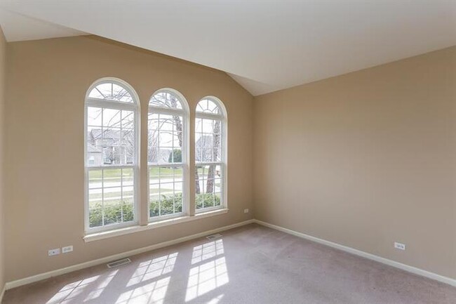 Building Photo - 530 Saratoga Circle