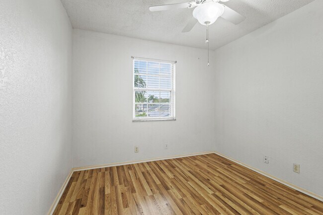 Building Photo - 1507 SE Royal Green Cir