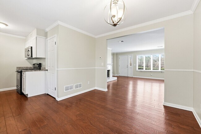 Building Photo - Renovated end-unit townhome in the Heart of Roswell