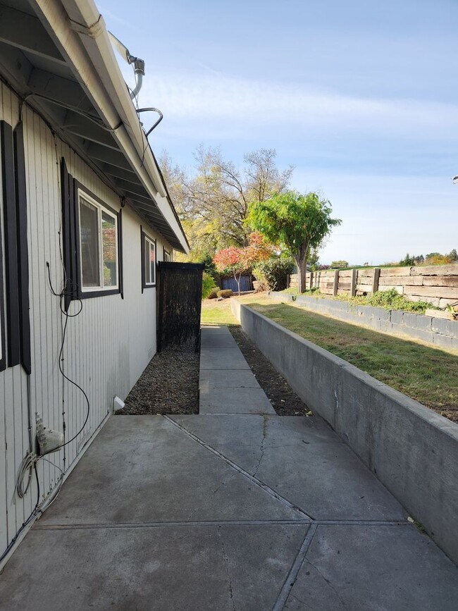 Primary Photo - Selah 3br 1ba duplex with carport and WATE...